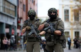 O bătrânică din Germania, arestată de trupele speciale. Femeia, acuzată e şefa unui grup terorist ce plănuia răpirea ministrului Sănătăţii