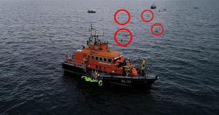 migranți ce încearcă să treacă Canalul Mânecii