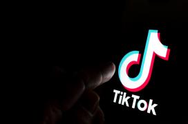 O persoană se uită pe aplicaţia TikTok