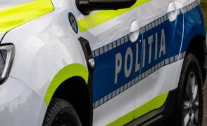 Un bărbat a rămas fără o mână, după ce maşina în care se afla s-a ciocnit de alt autoturism