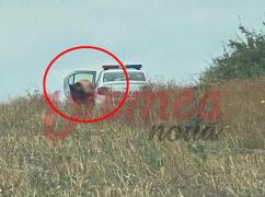 Polițist din Vaslui, surprins gol-pușcă după o partidă de amor cu o colegă chiar în mașina de serviciu