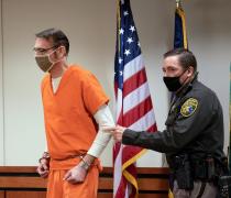 Ethan Crumbley în sala de judecată, ţinut de un poliţist