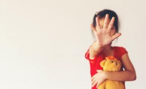 Fata şi-a făcut curaj să povestescă ororile abia când a împlinit 18 ani