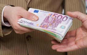 Un interpus al şefului Compartimentului Regim Permise de Conducere şi Examinări Suceava a recunoscut în faţa procurorilor DNA că "spăla" banii obţinuţi de către ofiţerul de poliţie din mită şi trafic de influenţă.