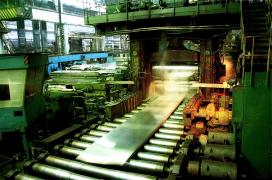 Rolă de aluminiu pe banda din fabrică