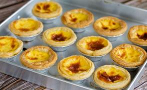 Doi clienţi au cumpărat tarte din plastic