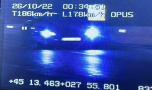 Un șofer a dat peste cap radarul polițiștilor, într-o localitate din Brăila. Tânărul circula cu o viteză incredibilă