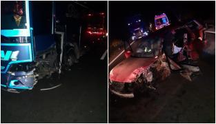 O maşină s-a făcut praf în judeţul Vâlcea, după ce s-a lovit grav de un autocar care transporta 21 de persoane