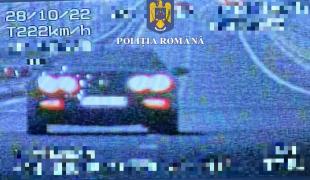 Un tânăr teribilist a fost prins când ''zbura'' pe şosea cu 222 km/h