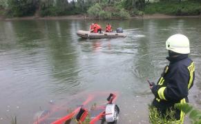 pompieri actionează in cadrul unui exercitiu