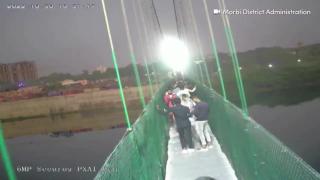 Momentul în care podul din India se prăbuşeşte. Oamenii au căzut unii pe alţii şi apoi în apă. Sunt familii care au pierdut mai mulţi copii