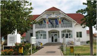 Un bărbat a fost agresat chiar în faţa unei primării, în judeţul Olt