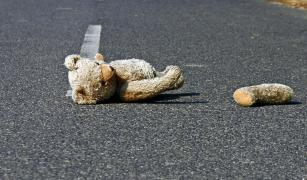 Micuța se întorcea spre casă alături de mama și cei doi frați