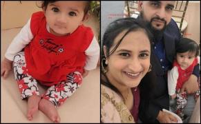 Aroohi Dheri, în vârstă de 8 luni, alături de părinţii Jasdeep Singh şi Jasleen Kaur