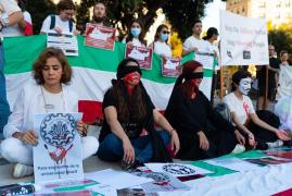 Protestele cauzate de moartea Mahsei Amini ajung și în școlile din Iran. Adolescente care întrerup discursul unui oficial, virale pe rețelele de socializare