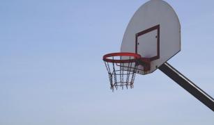 S-a enervat după ce ea l-a învins la un meci de baschet