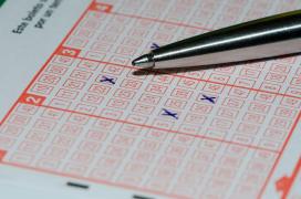 A jucat loto ca la păcănele. O bunicuţă de 70 de ani din SUA a câştigat 100.000 de dolari, apoi a reinvestit banii şi a câştigat 300.000