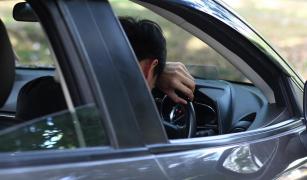 Doi bărbaţi de 19 şi 38 de ani din Brăila, găsiţi inconştienţi în interiorul unei maşini, după ce ar fi consumat substanţe halucinogene