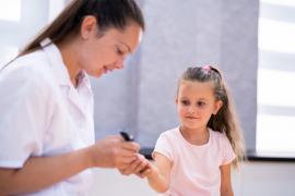 Diabetul apare de la vârste din ce în ce mai mici. Autoritățile indiferente în timp ce 1 din 3 copii din România riscă să facă această boală