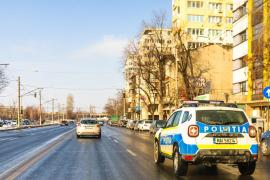 Doi poliţişti din Sibiu, daţi afară după ce un tânăr le-a furat Duster-ul chiar din faţa sediului. Bărbatul a oprit apoi oameni în trafic şi le-a cerut şpagă
