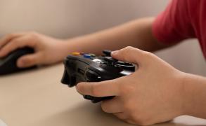 Fără să știe mama lui, Nash a completat o cerere online pentru un post de spălător vase