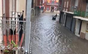 Au fost străzi inundate, garaje subterane şi beciuri. Pompierii au fost puternic mobilizaţi pentru a extrage pasagerii din maşini