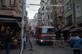 Explozia de la Istanbul este considerată un act terorist, anunță liderii turci. O femeie "atacator" a detonat bomba în apropiere de Piața Taksim