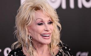 Dolly Parton a fost inclusă în Rock & Roll Hall of Fame la începutul acestei luni