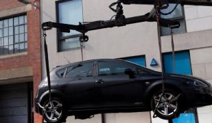 Poliția Rutieră poate dispune ridicarea mașinilor parcate neregulamentar. Klaus Iohannis a promulgat legea