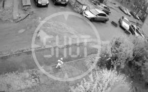 Fetiță filmată rătăcind pe stradă în scutec și desculță, după ce a fugit de la grădiniță. Micuța rusoaică a lipsit mai bine de o oră