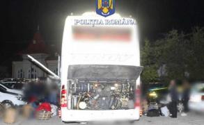 În cala autocarului se aflau mai multe parfumuri, haine şi încălţăminte cu numele unor firme cunoscute
