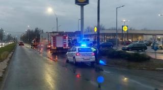 Femeie zdrobită de TIR, lângă un supermarket din Deva. Camionul a prins-o sub roți, în timp ce dădea cu spatele