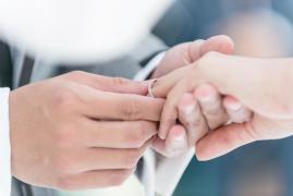 "Un adevărat miracol". Un bărbat i-a găsit verigheta soţiei pe care aceasta a pierdut-o în urmă cu 41 de ani, în grădina casei lor din Franţa