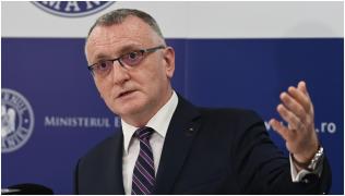 Ministerul Educaţiei, amendat de CNCD cu 10.000 de lei pentru că a eliminat acordarea burselor sociale elevilor care învaţă într-o altă localitate