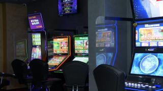 Proiect de lege inițiat de USR pentru sălile de jocuri, după ce o primăriță a jucat la păcănele banii din ajutoarele de încălzire