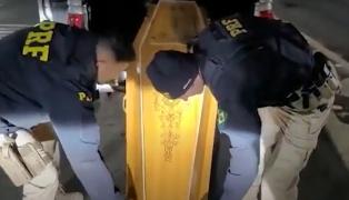 Au oprit un dric în trafic care transporta chipurile un sicriu gol. Poliţiştii brazilieni au dat însă peste o adevărată comoară în interiorul coşciugului
