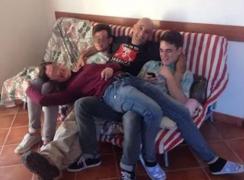 "Mamă, tata e mort. Nu te duce să-l vezi". Un tânăr de 24 de ani și-a ucis părintele, în timp ce bărbatul adormise pe canapea, în casa lor din Italia