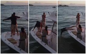 Cerere în căsătorie cu bucluc: momentul în care bărbatul scapă inelul în apă, chiar în faţa iubitei. Cum a reacţionat femeia