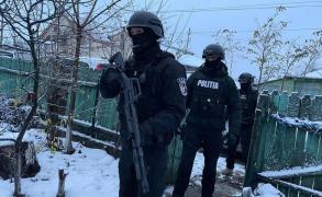 Poliţia a făcut mai multe descinderi