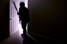 Bătrân cu o bâtă