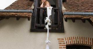 tânără la geam cu cearșafuri