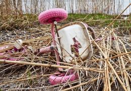 Fetiţă de 4 ani, accidentată mortal de o autoutilitară, în Prahova. Copila ieşise în stradă pe o tricicletă