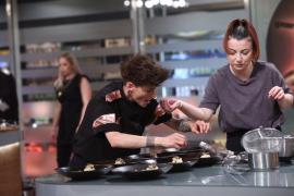 Chefi la cuţite, sezonul 10. Emoţii în bucătărie. Oxi, aproape de o accidentare gravă în semifinală