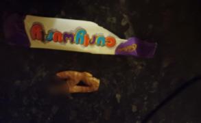 Ce a găsit în interiorul batonului de ciocolată pe care l-a primit la colindat de Halloween