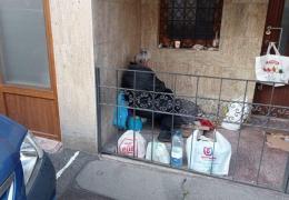 O bătrânică din Satu Mare, găsită dormind în frig pe terasa unei case. Doar un câine îi ţinea de cald şi de urât