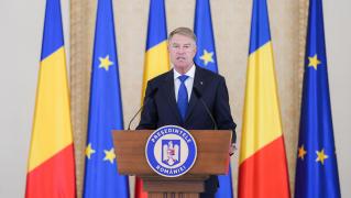 Persoanele condamnate definitiv pentru infracţiuni săvârşite cu intenţie nu pot candida în funcţii publice. Legea, promulgată de Iohannis