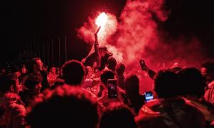 Peste 70 de persoane arestate pe Champs-Elysees, după ce mai mulți suporteri au început să arunce cu pietre și petarde în forțele de ordine