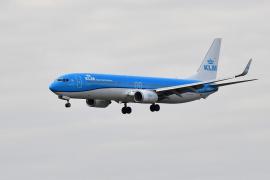 O tânără a născut pe neaşteptate, în avion, în timp ce venea în Olanda din Ecuador. Femeia nu ştia că e însărcinată