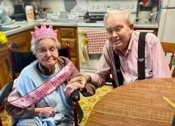 Soţ şi soţie au murit ţinându-se de mână, după o viaţă împreună. Erau căsătoriţi de 8 decenii şi s-au stins pe patul de spital