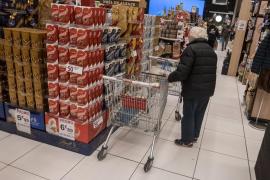 Românii își numără banii pentru sărbători. Jumătate spun că vor cheltui mai puțin în acest an față de anul trecut